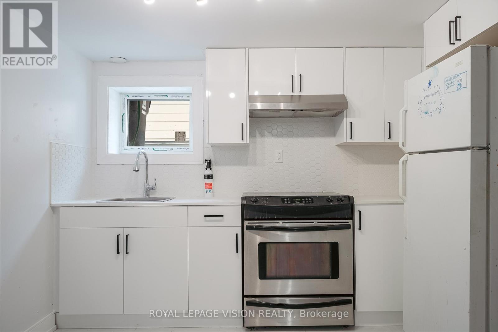 Bsmt - 35 Dowswell Drive, Toronto, ON - Indoor Photo Showing Kitchen