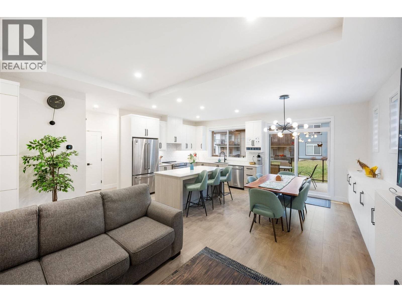 8000 Vedette Drive Unit# 22, Osoyoos, BC - Indoor Photo Showing Living Room