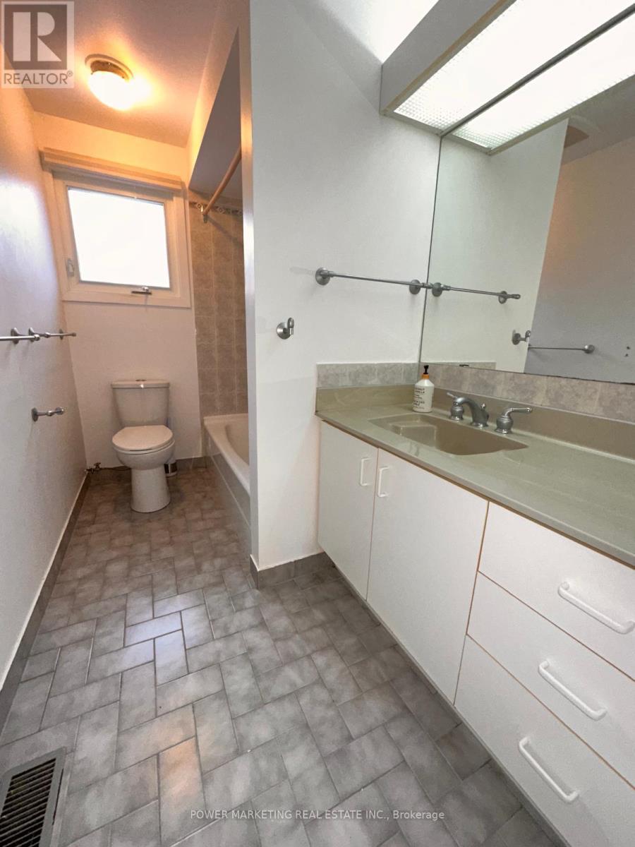 19 Brydon Court, Ottawa, ON - Indoor Photo Showing Bathroom