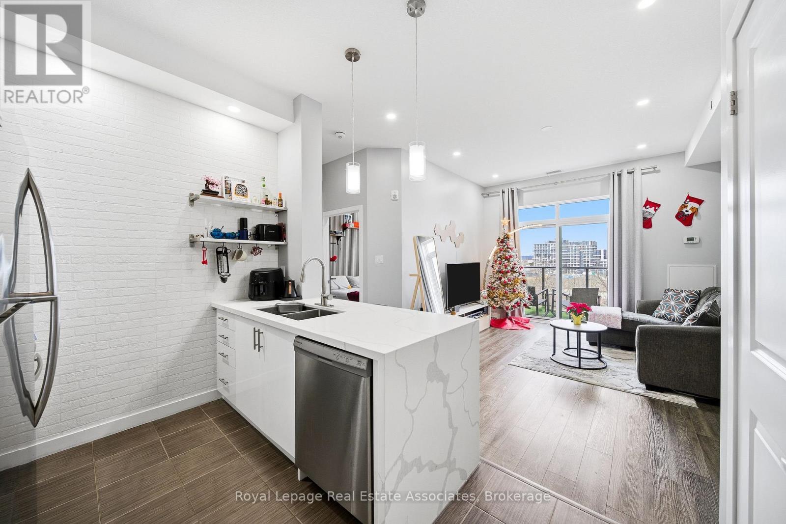 616 - 125 Shoreview Place, Hamilton, ON - Indoor Photo Showing Kitchen With Fireplace With Double Sink With Upgraded Kitchen