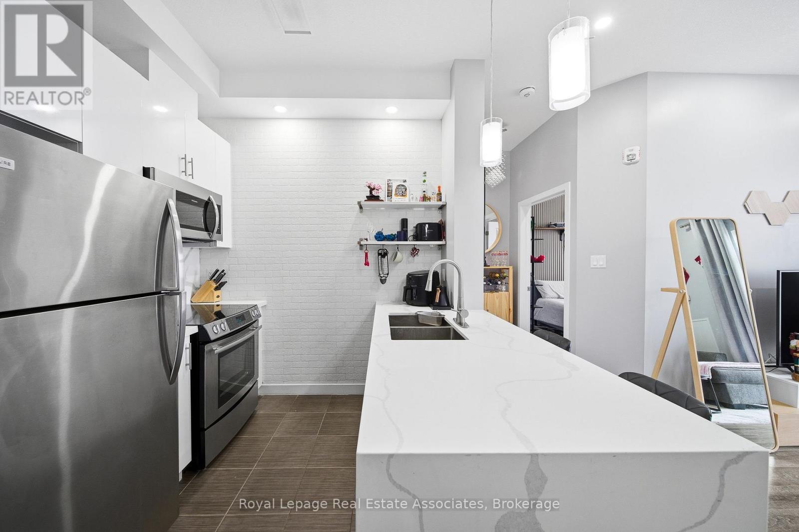 616 - 125 Shoreview Place, Hamilton, ON - Indoor Photo Showing Kitchen With Double Sink With Upgraded Kitchen