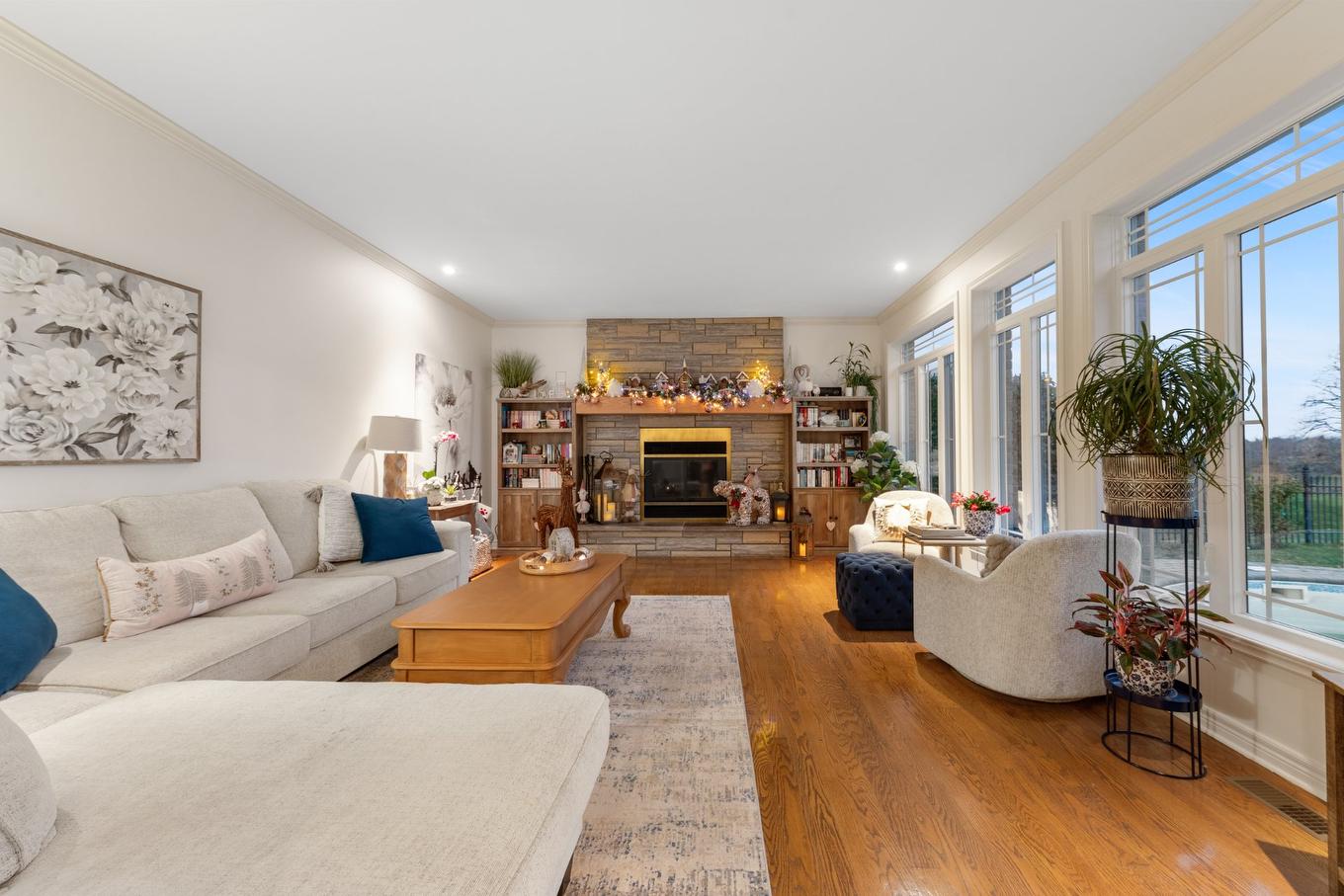Salon - 574 Rue Des Fortifications, Saint-Jean-Sur-Richelieu, QC - Indoor Photo Showing Living Room With Fireplace