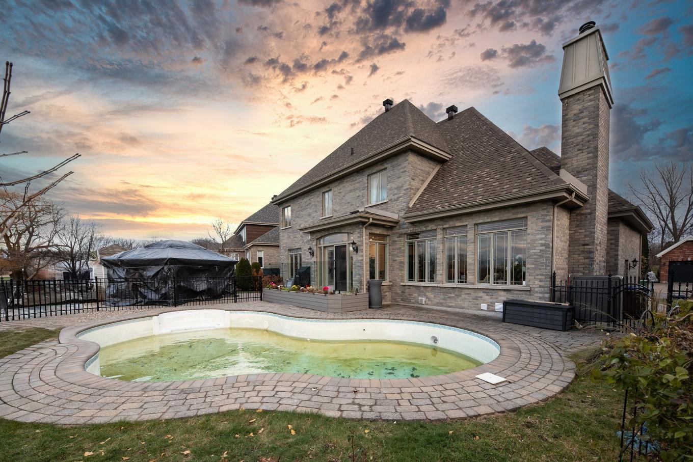 Cour - 574 Rue Des Fortifications, Saint-Jean-Sur-Richelieu, QC - Outdoor With In Ground Pool