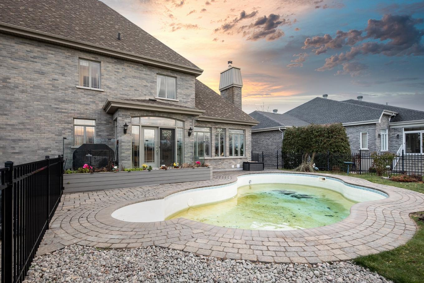 Cour - 574 Rue Des Fortifications, Saint-Jean-Sur-Richelieu, QC - Outdoor With In Ground Pool