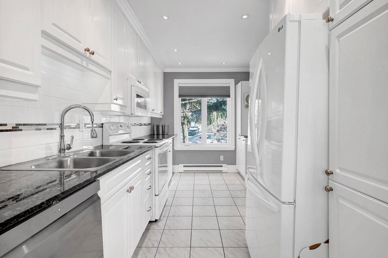 Cuisine - 468 Rue De La Chesnaye, Terrebonne (Lachenaie), QC - Indoor Photo Showing Kitchen With Double Sink