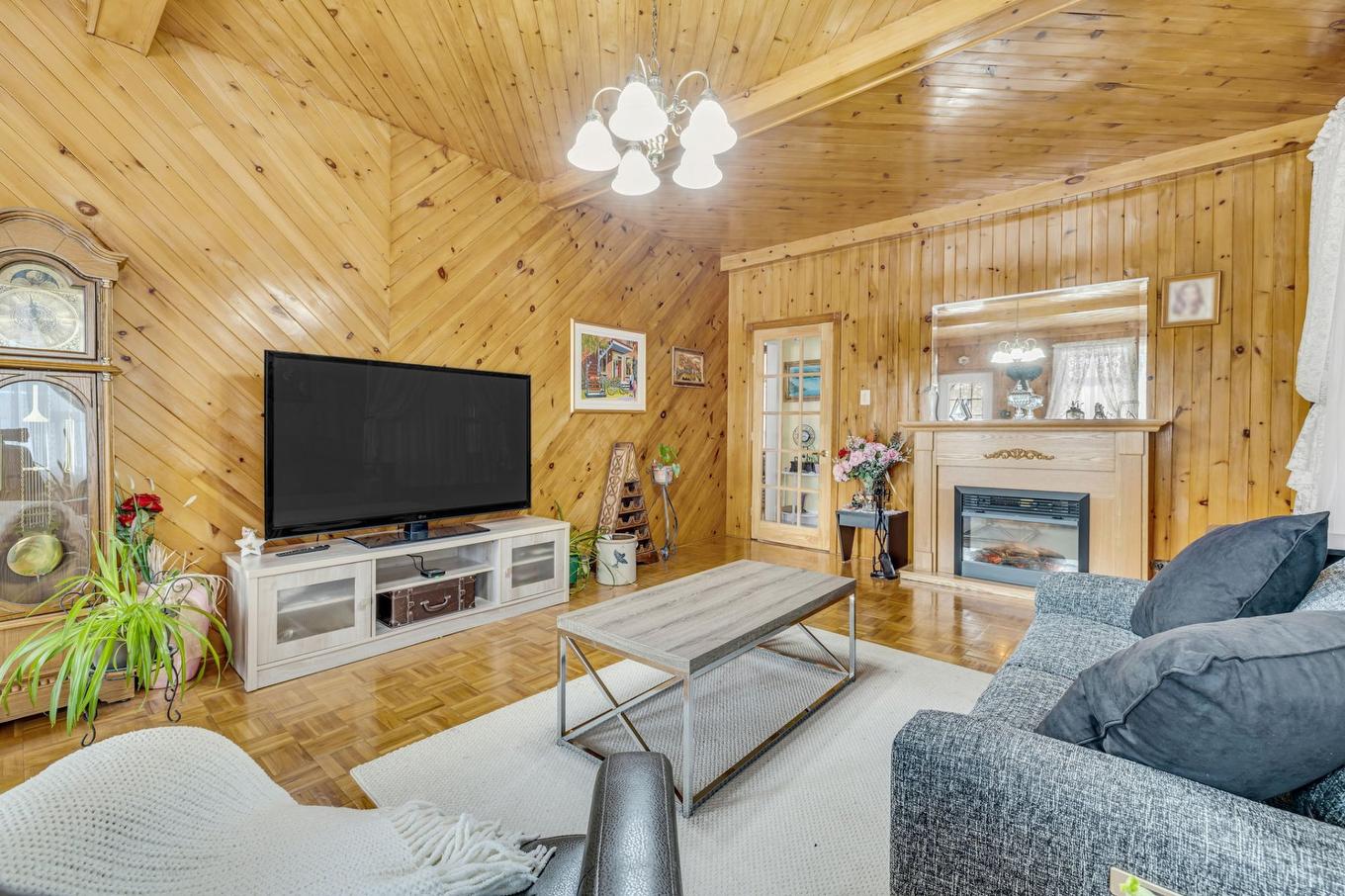 Salon - 470 Rue Du Christ-Roi, Lévis (Desjardins), QC - Indoor Photo Showing Living Room With Fireplace