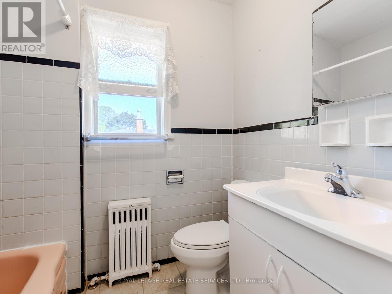 #2 - 20 Park Boulevard, Toronto, ON - Indoor Photo Showing Bathroom