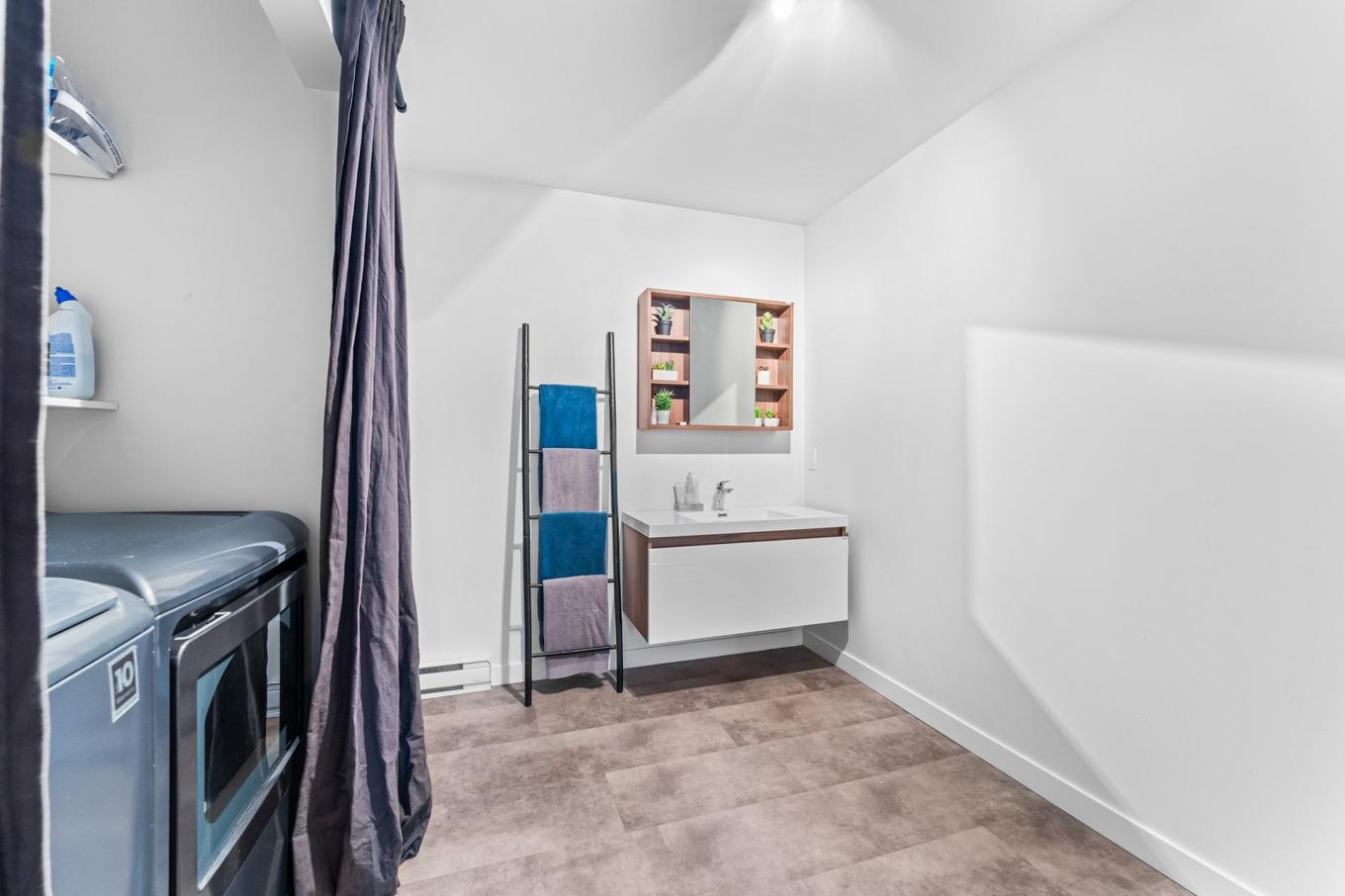 Salle de bains - 213 Rue De Venise, Saint-Lin/Laurentides, QC - Indoor Photo Showing Laundry Room