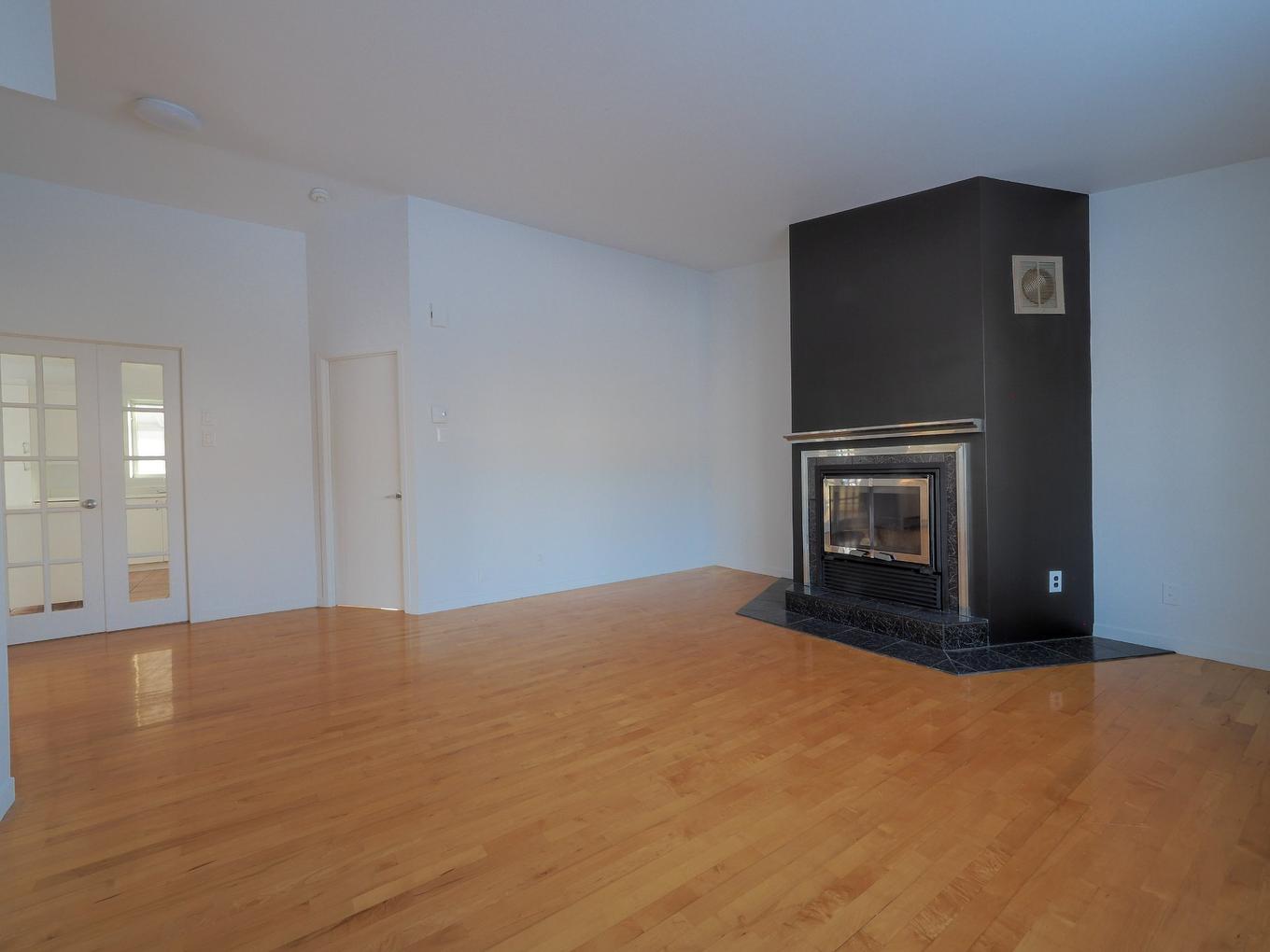 Living room - 5750 Rue Goyer, Trois-Rivières, QC - Indoor With Fireplace