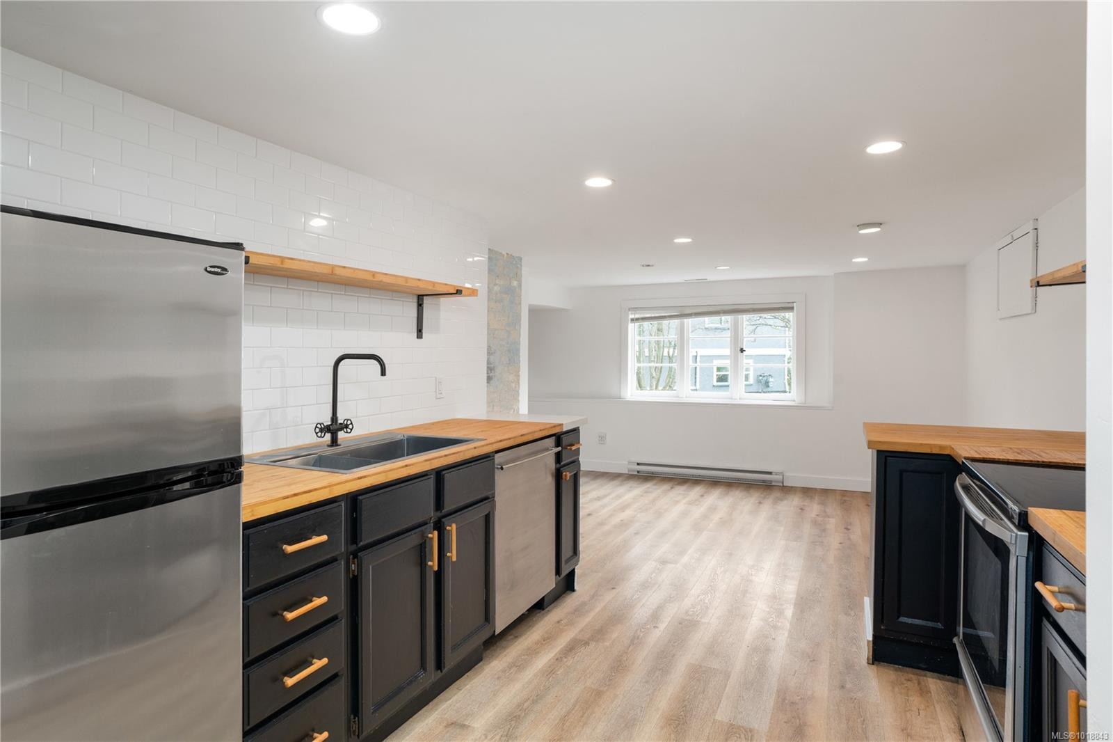 1170 Munro St, Esquimalt, BC