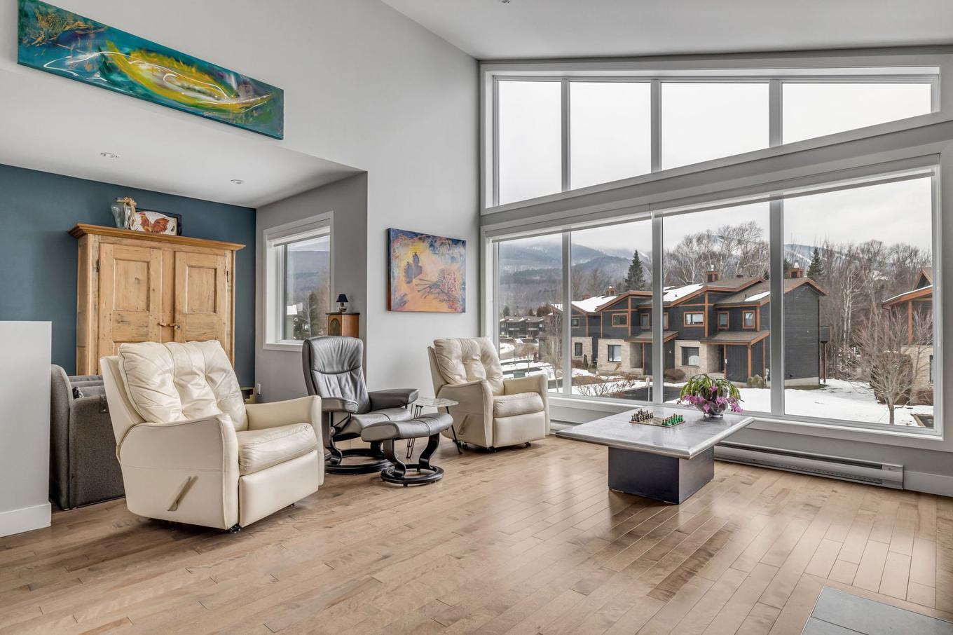 Salon - 57 Rue De La Traverse, Beaupré, QC - Indoor Photo Showing Living Room