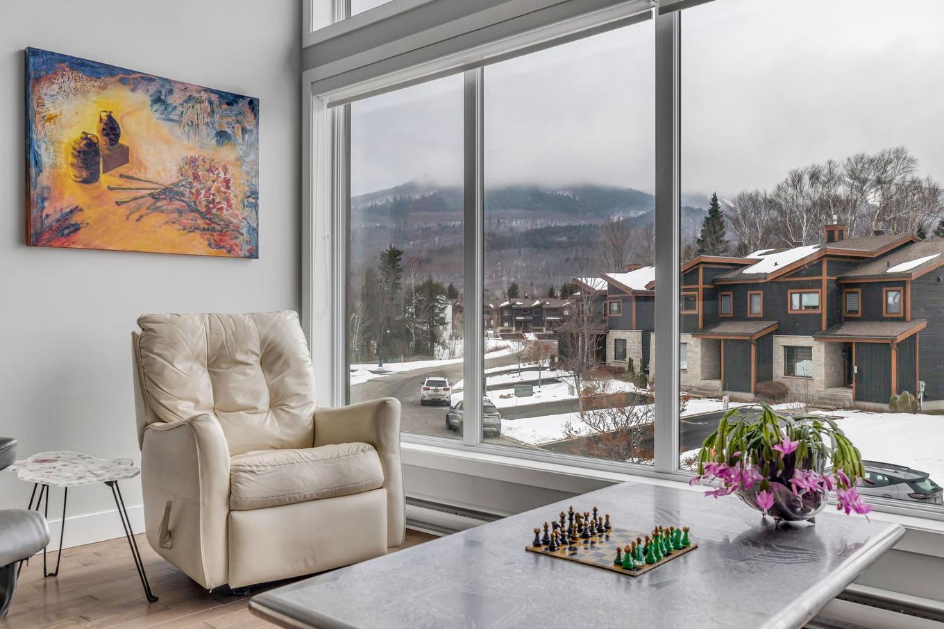 Salon - 57 Rue De La Traverse, Beaupré, QC - Indoor Photo Showing Other Room