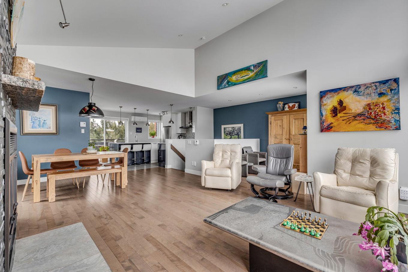 Salon - 57 Rue De La Traverse, Beaupré, QC - Indoor Photo Showing Living Room