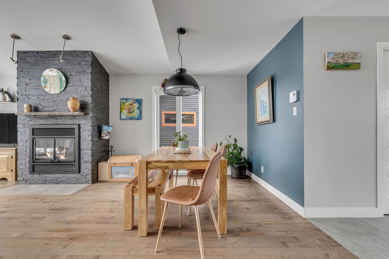 Salle à manger - 57 Rue De La Traverse, Beaupré, QC - Indoor Photo Showing Dining Room With Fireplace