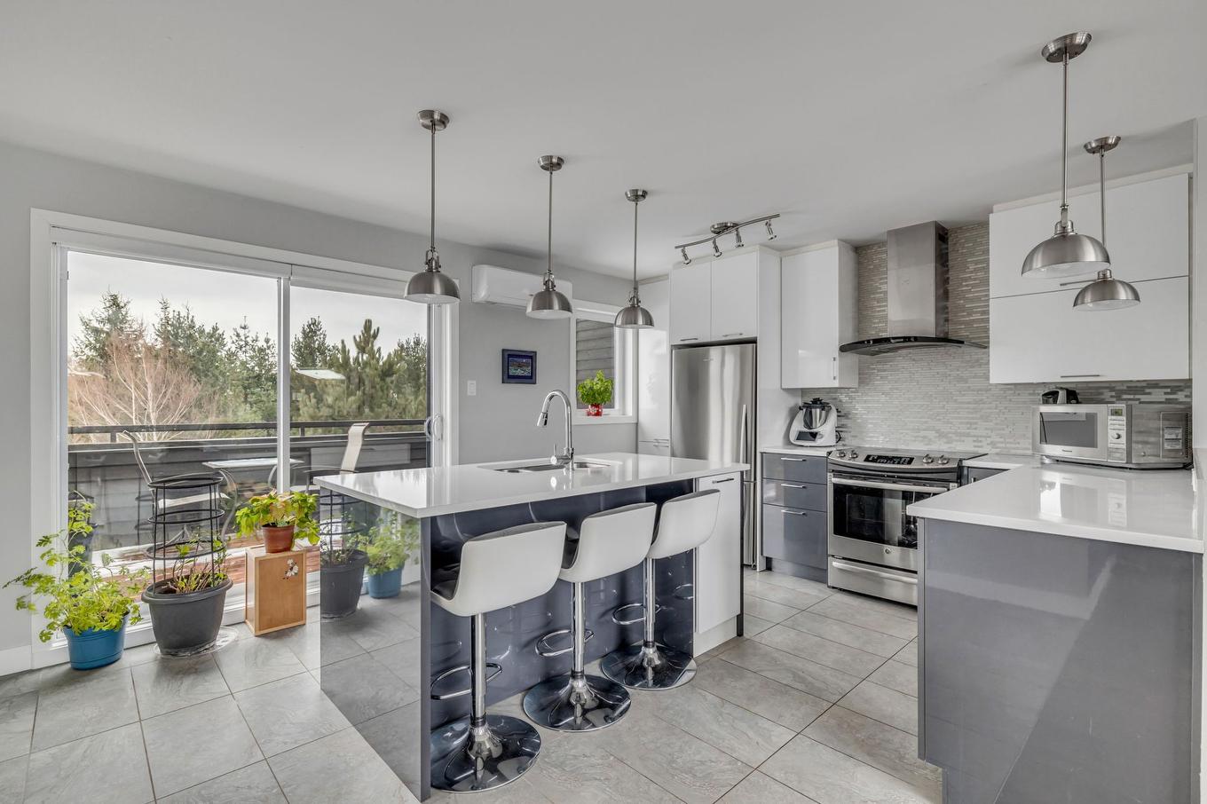 Cuisine - 57 Rue De La Traverse, Beaupré, QC - Indoor Photo Showing Kitchen With Upgraded Kitchen