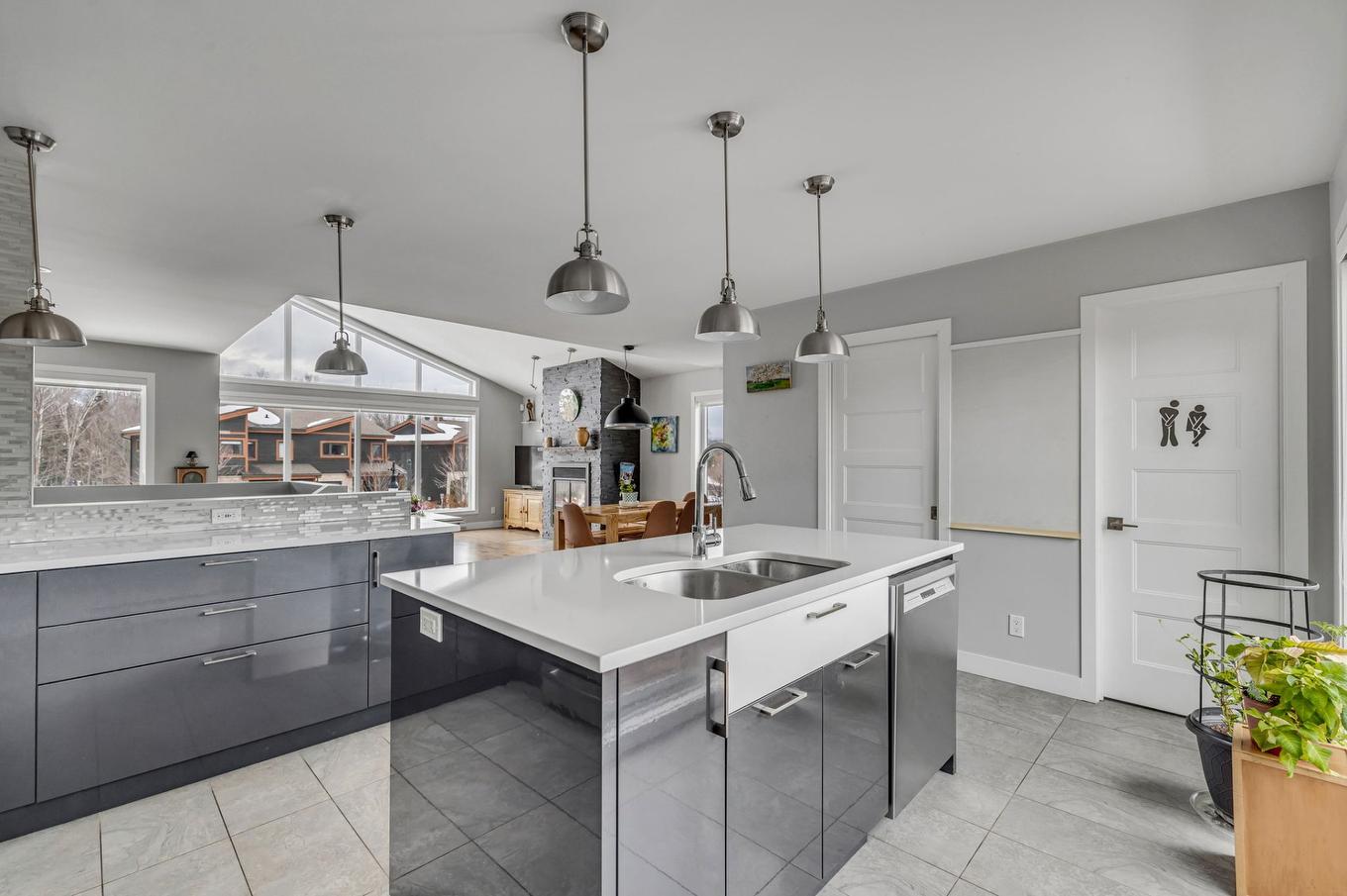 Cuisine - 57 Rue De La Traverse, Beaupré, QC - Indoor Photo Showing Kitchen With Double Sink With Upgraded Kitchen