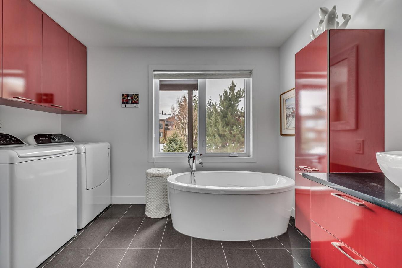 Salle de bains - 57 Rue De La Traverse, Beaupré, QC - Indoor Photo Showing Laundry Room