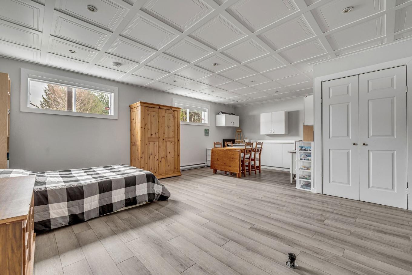 Salle familiale - 57 Rue De La Traverse, Beaupré, QC - Indoor Photo Showing Bedroom