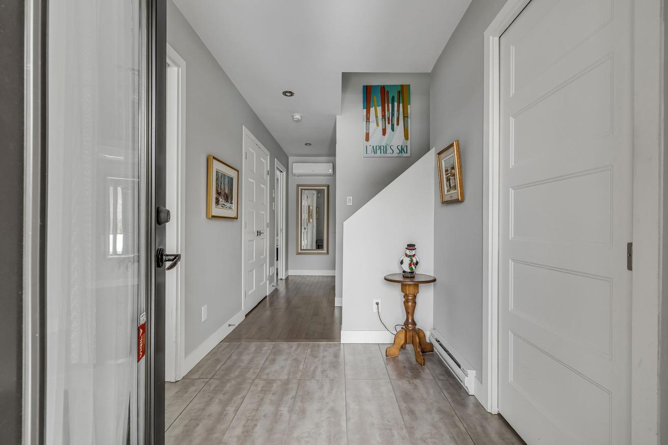 Hall d'entrée/Vestibule - 57 Rue De La Traverse, Beaupré, QC - Indoor Photo Showing Other Room