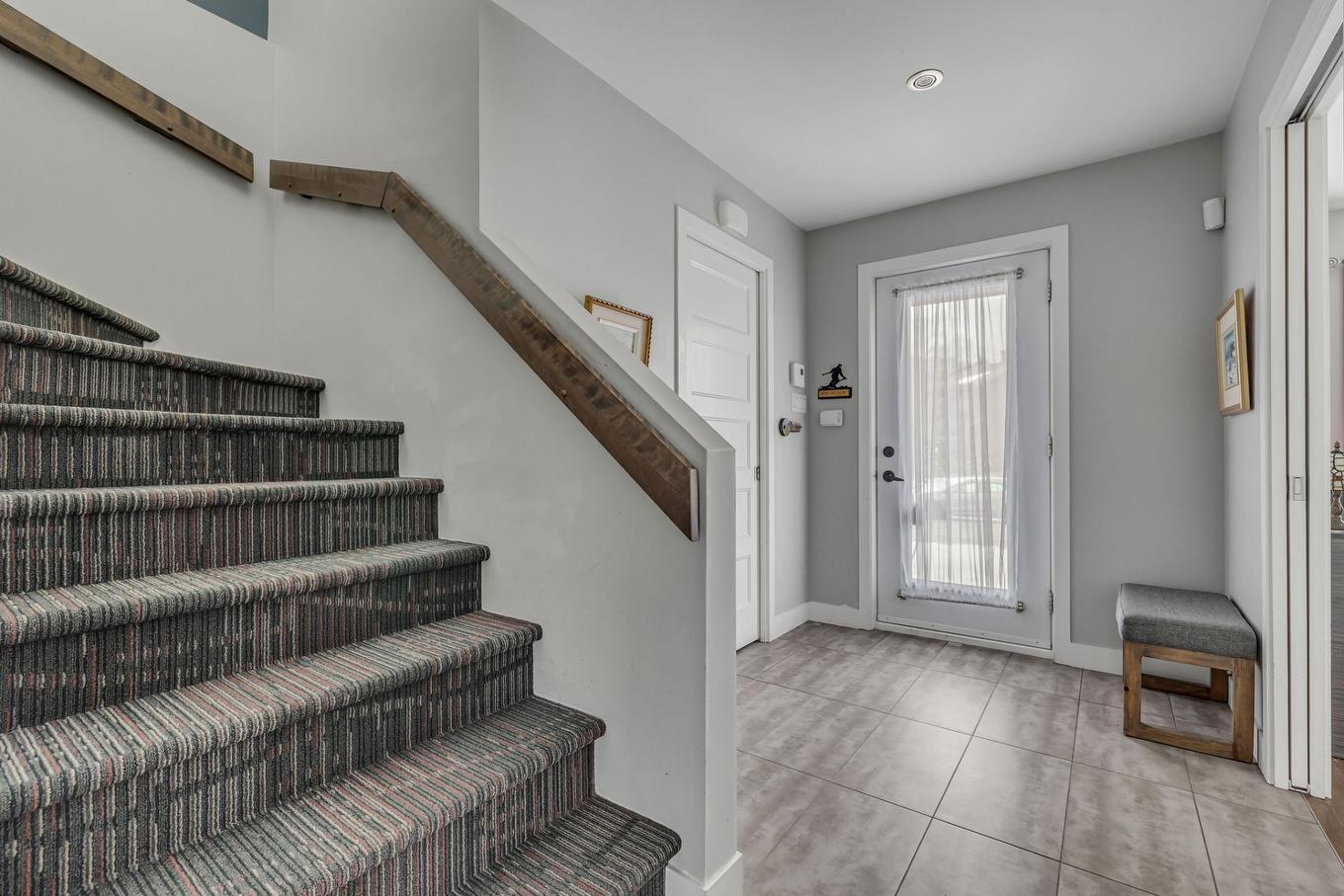 Hall d'entrée/Vestibule - 57 Rue De La Traverse, Beaupré, QC - Indoor Photo Showing Other Room