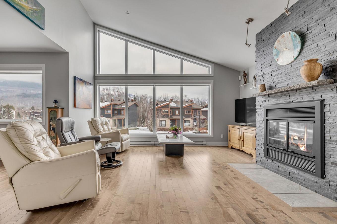 Salon - 57 Rue De La Traverse, Beaupré, QC - Indoor Photo Showing Living Room With Fireplace
