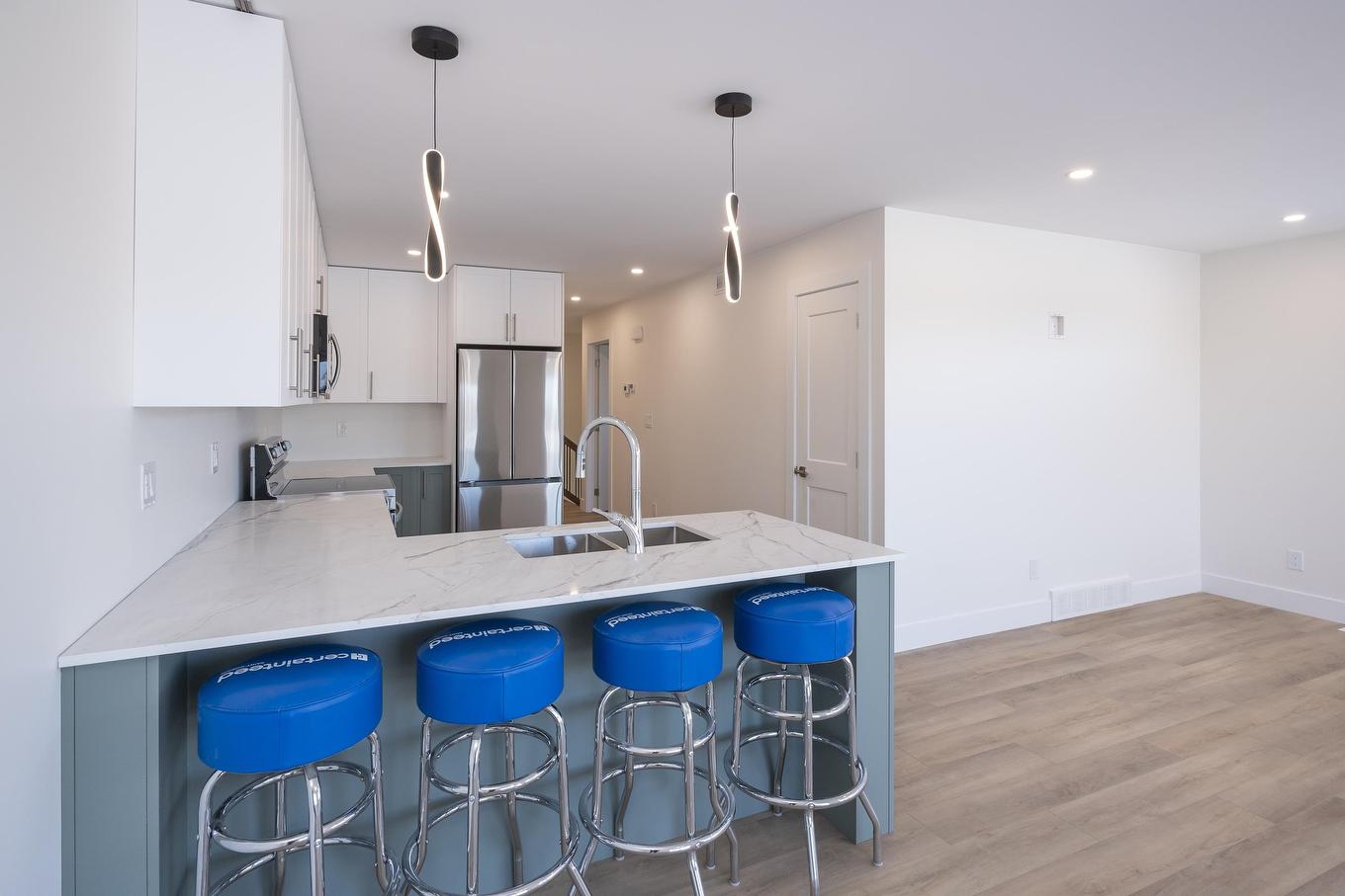 202 Bruin Crescent, Thunder Bay, ON - Indoor Photo Showing Kitchen With Double Sink With Upgraded Kitchen