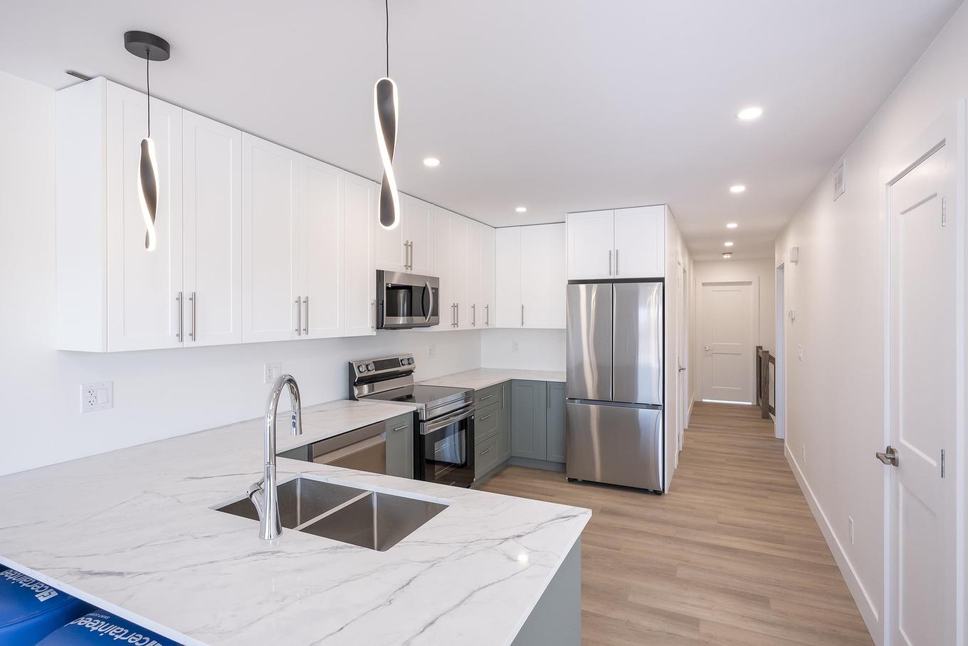 202 Bruin Crescent, Thunder Bay, ON - Indoor Photo Showing Kitchen With Double Sink With Upgraded Kitchen