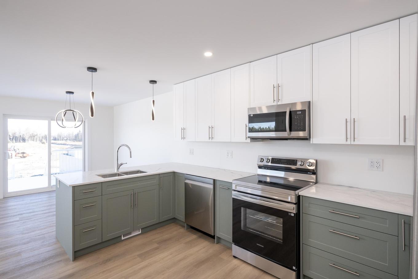 202 Bruin Crescent, Thunder Bay, ON - Indoor Photo Showing Kitchen With Double Sink