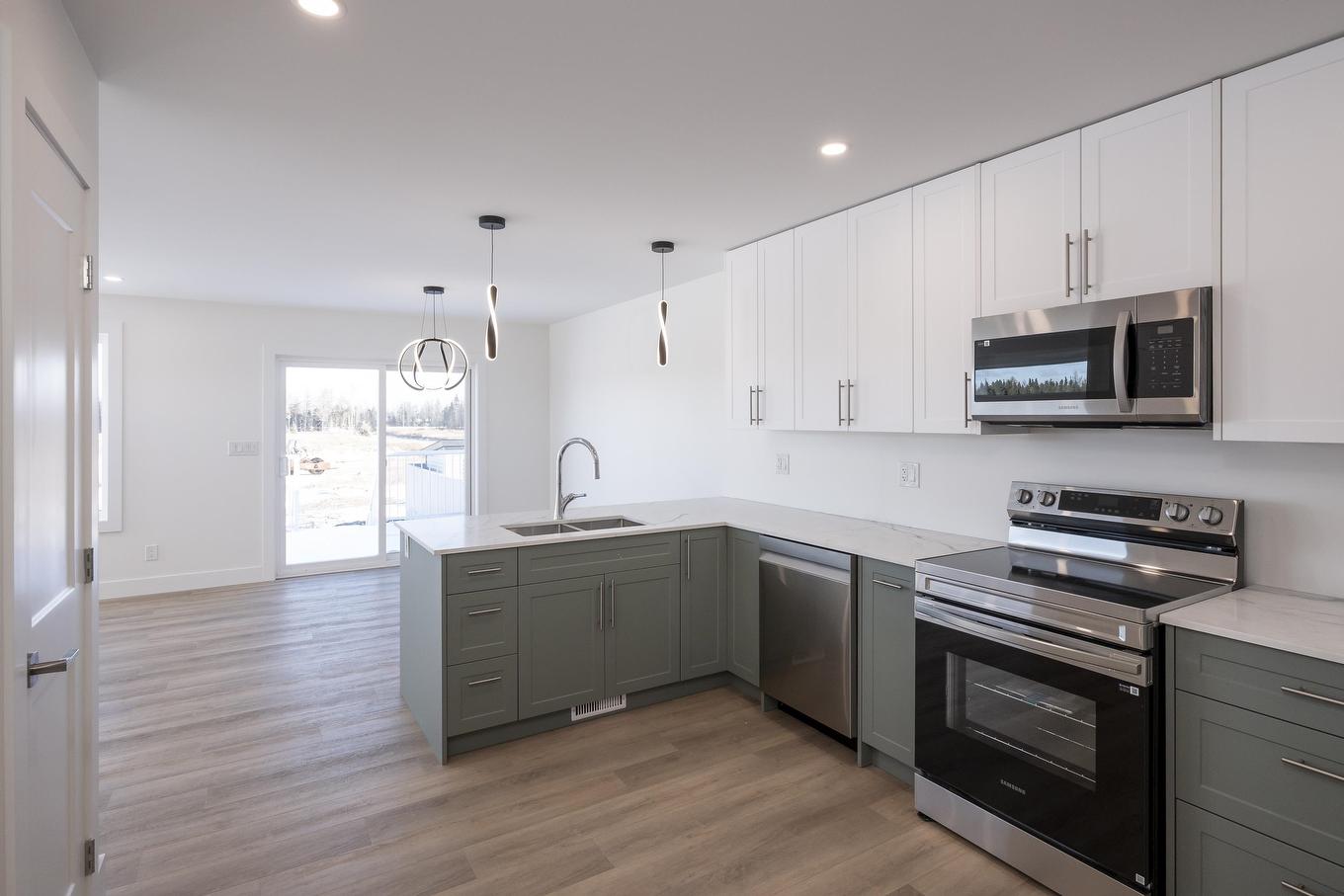 202 Bruin Crescent, Thunder Bay, ON - Indoor Photo Showing Kitchen With Double Sink
