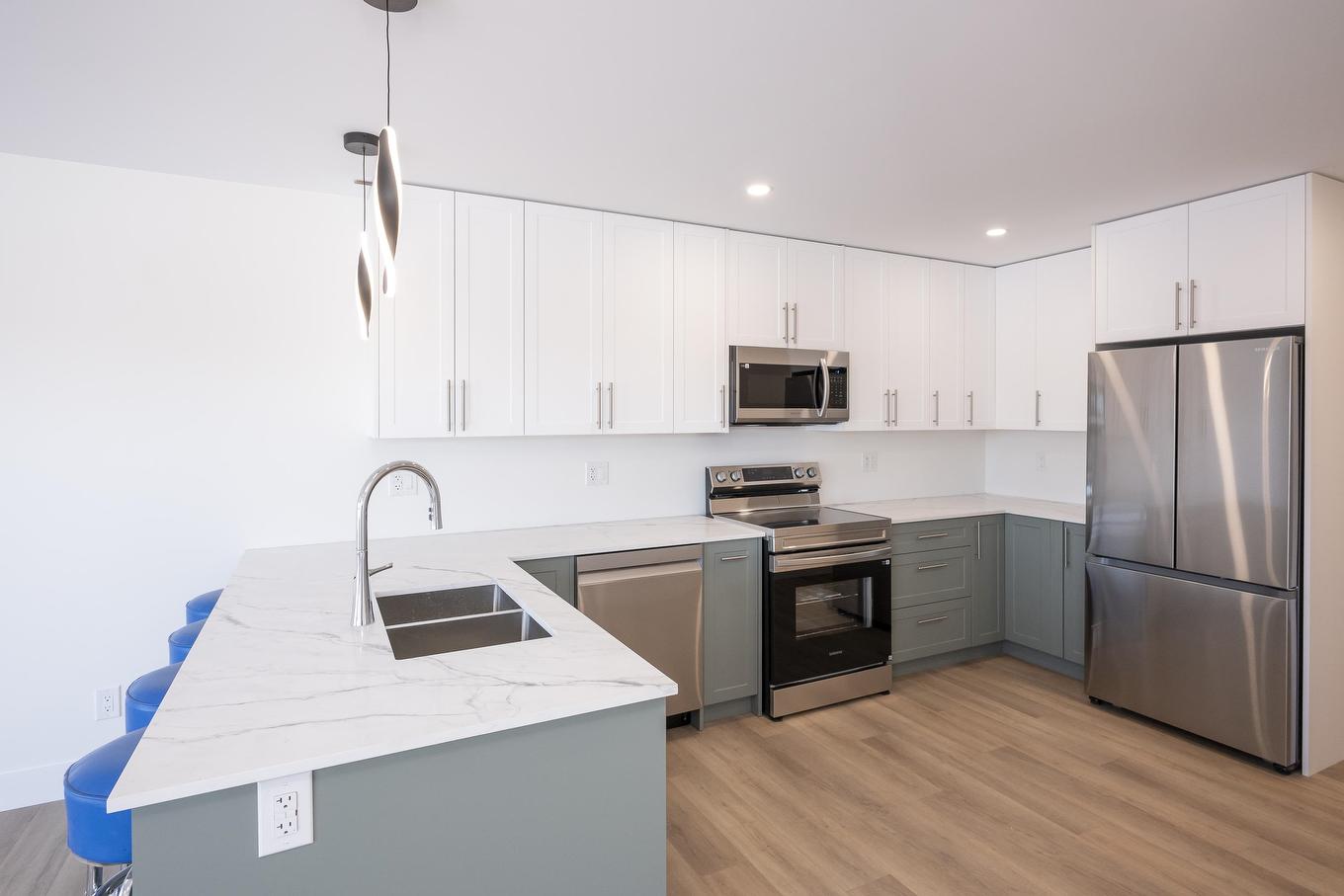 202 Bruin Crescent, Thunder Bay, ON - Indoor Photo Showing Kitchen With Double Sink