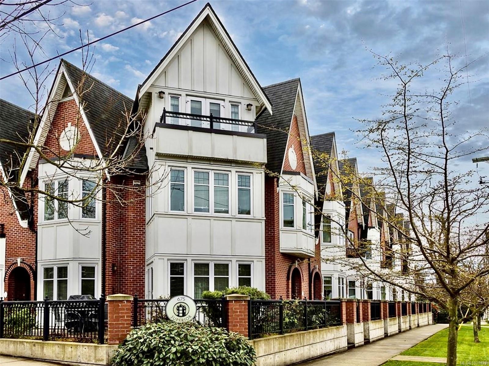 8-675 Superior St, Victoria, BC