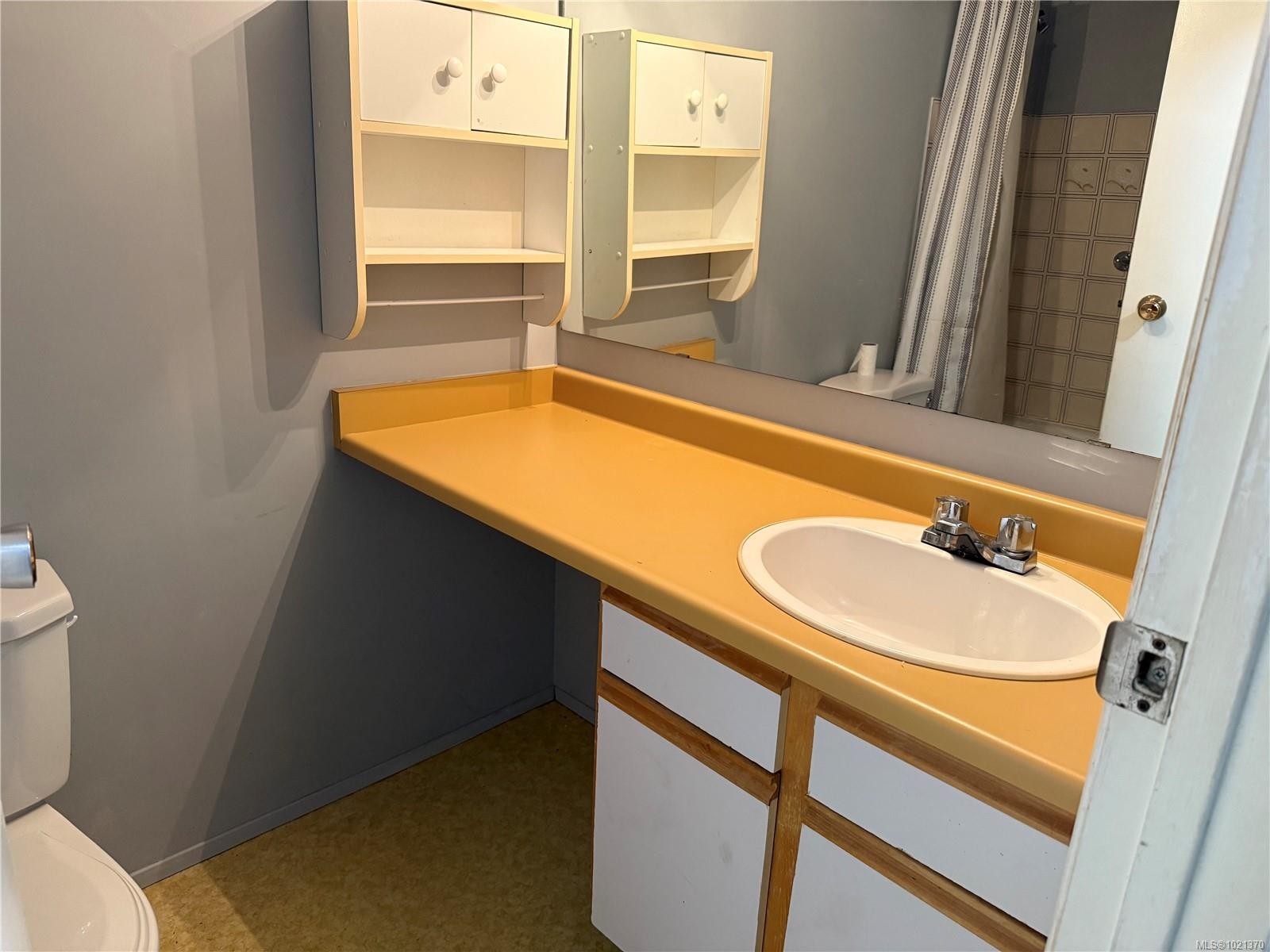 110-2815 Departure Bay Rd, Nanaimo, BC - Indoor Photo Showing Bathroom