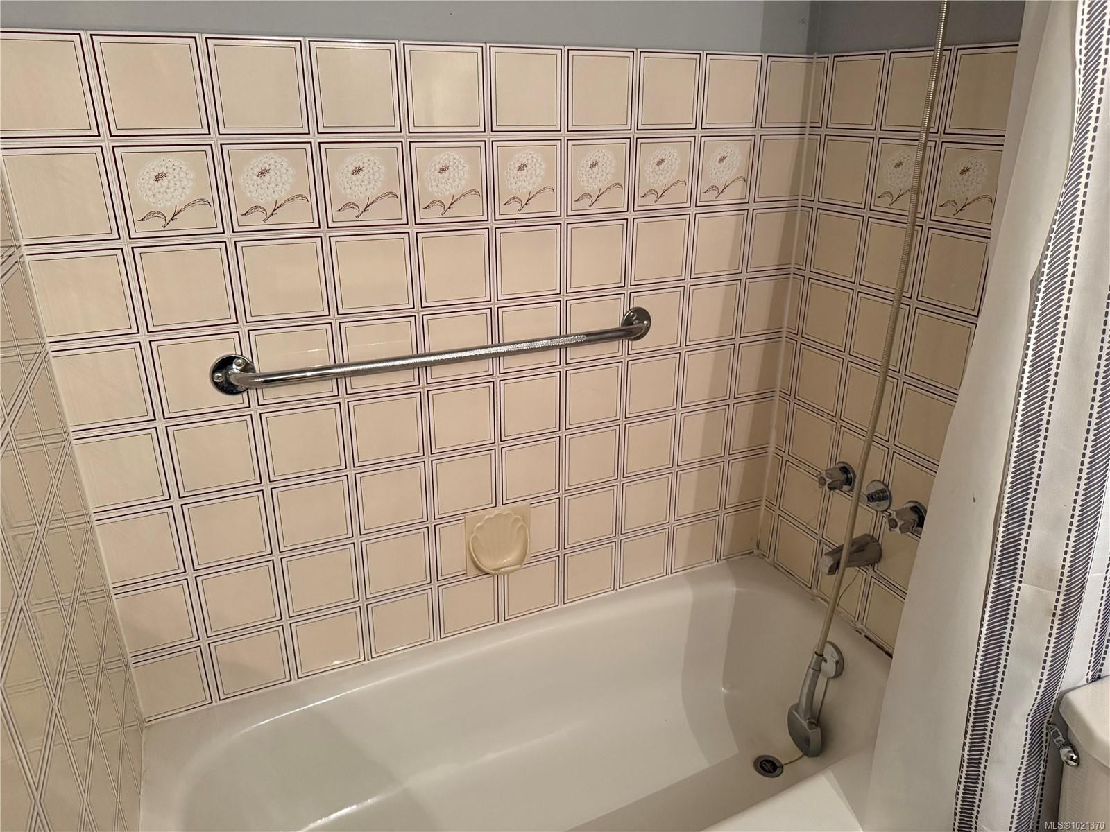 110-2815 Departure Bay Rd, Nanaimo, BC - Indoor Photo Showing Bathroom