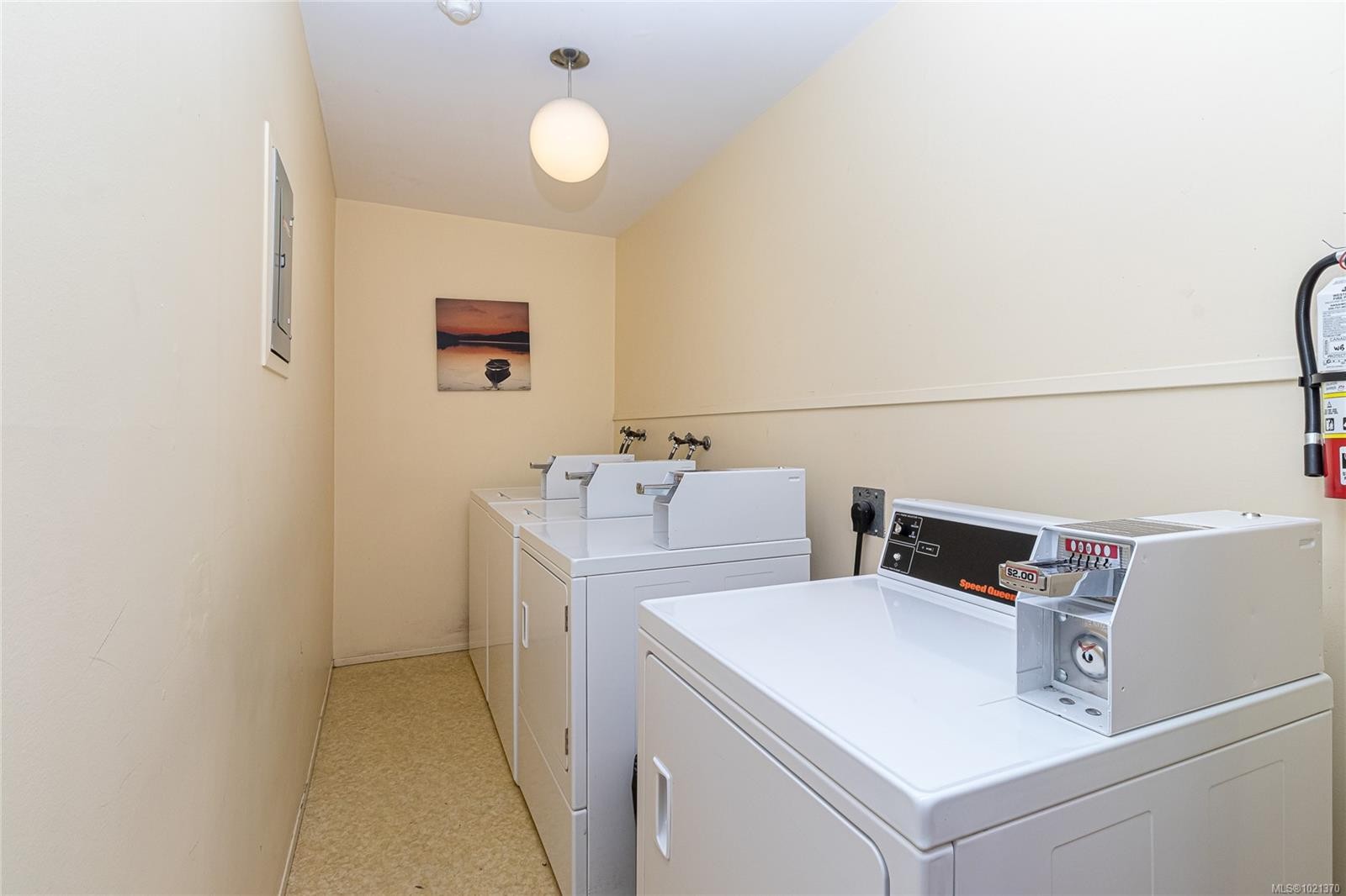 110-2815 Departure Bay Rd, Nanaimo, BC - Indoor Photo Showing Laundry Room