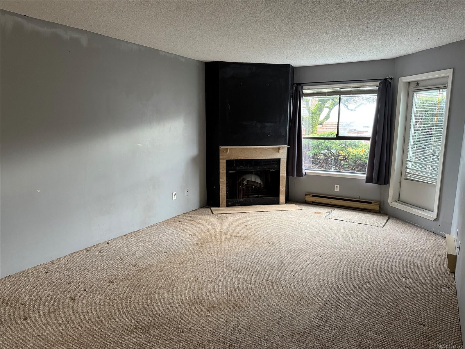 110-2815 Departure Bay Rd, Nanaimo, BC - Indoor Photo Showing Other Room With Fireplace
