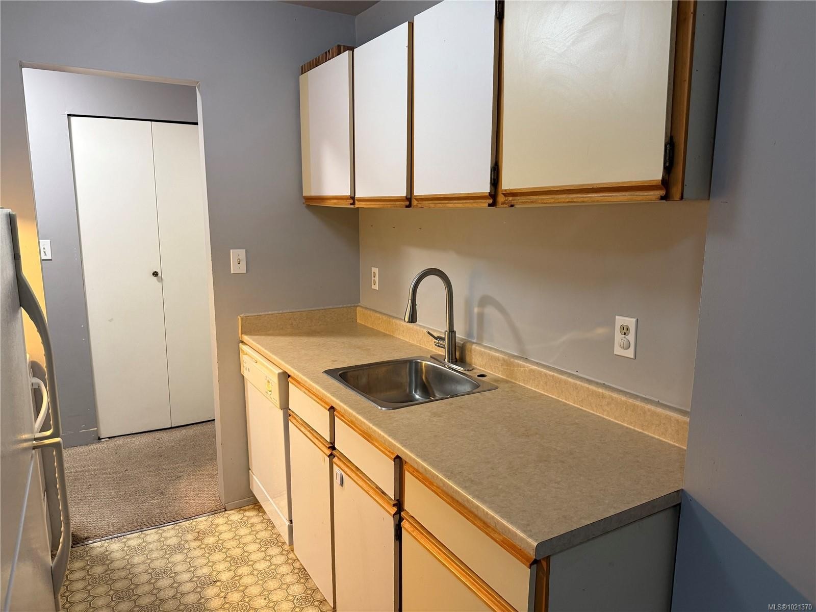 110-2815 Departure Bay Rd, Nanaimo, BC - Indoor Photo Showing Kitchen