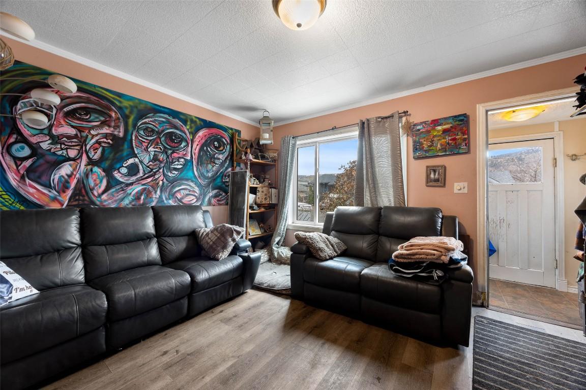 438 Alexander Avenue, Kamloops, BC - Indoor Photo Showing Living Room