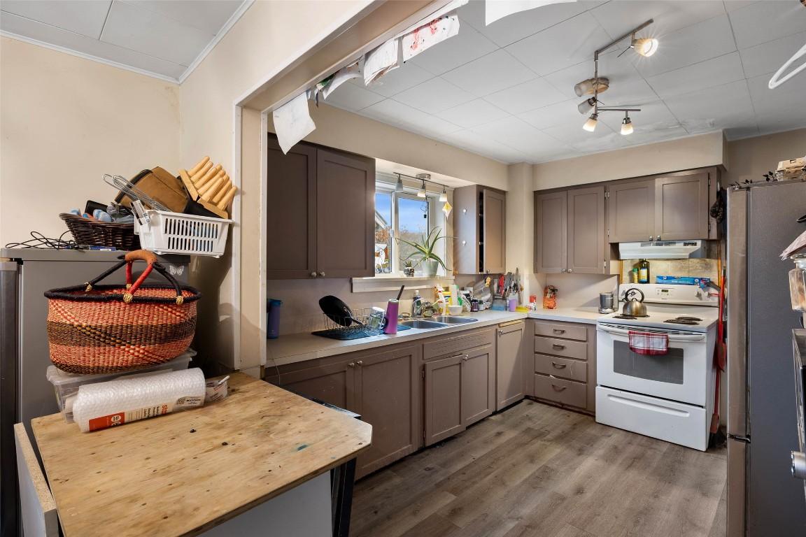 438 Alexander Avenue, Kamloops, BC - Indoor Photo Showing Kitchen With Double Sink