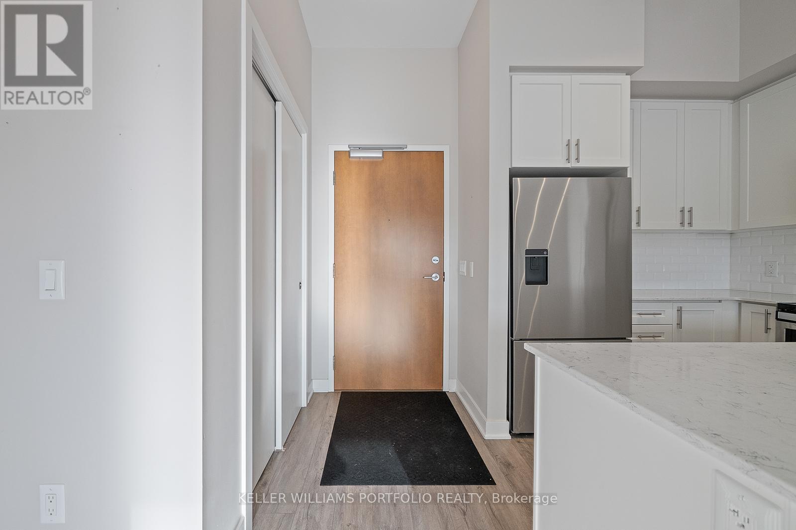 611 - 340 Plains Road E, Burlington, ON - Indoor Photo Showing Kitchen