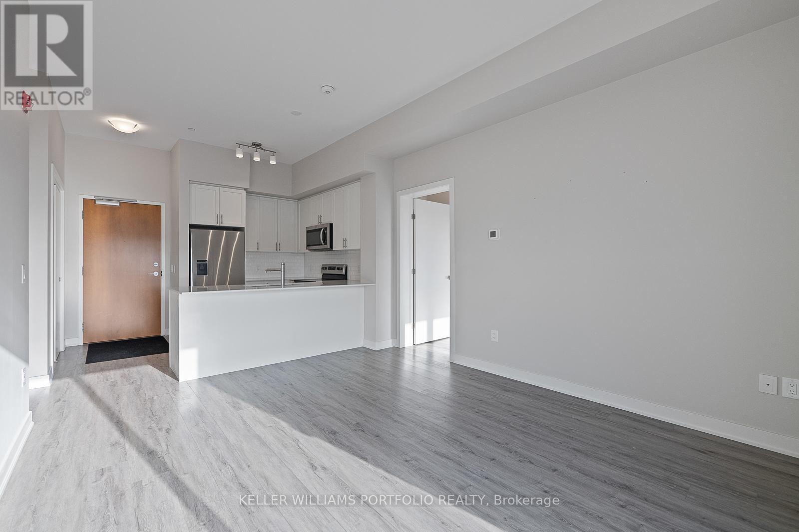 611 - 340 Plains Road E, Burlington, ON - Indoor Photo Showing Kitchen