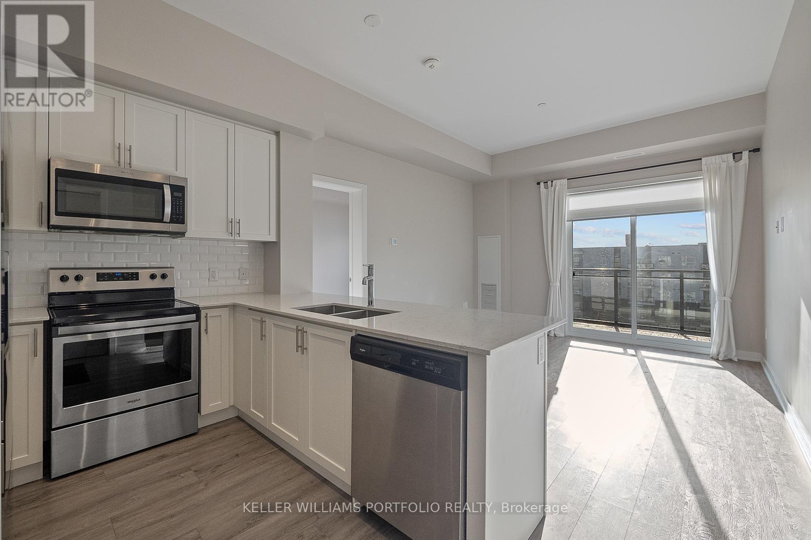 611 - 340 Plains Road E, Burlington, ON - Indoor Photo Showing Kitchen With Double Sink