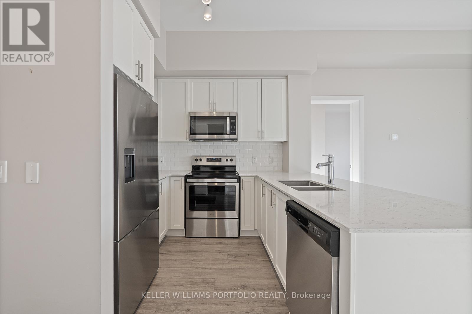 611 - 340 Plains Road E, Burlington, ON - Indoor Photo Showing Kitchen With Double Sink