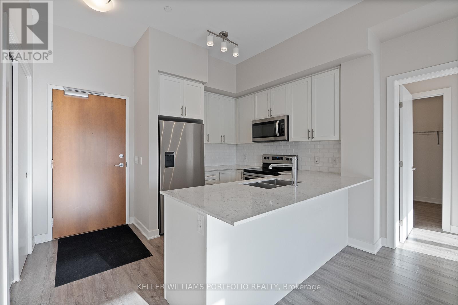 611 - 340 Plains Road E, Burlington, ON - Indoor Photo Showing Kitchen With Double Sink With Upgraded Kitchen