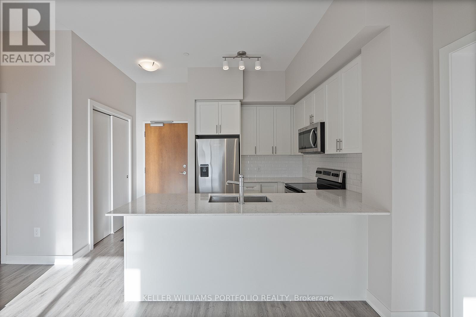 611 - 340 Plains Road E, Burlington, ON - Indoor Photo Showing Kitchen