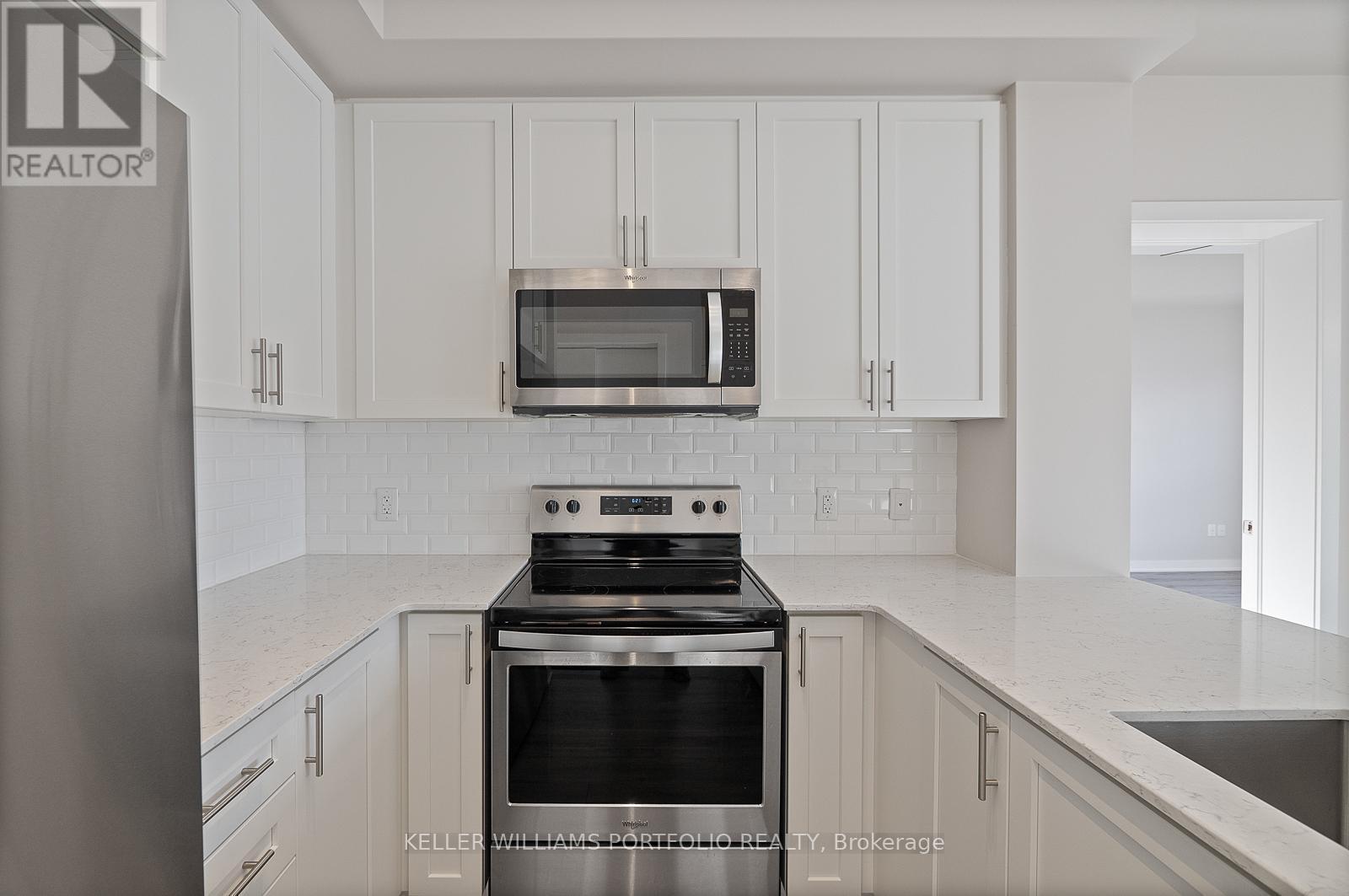 611 - 340 Plains Road E, Burlington, ON - Indoor Photo Showing Kitchen