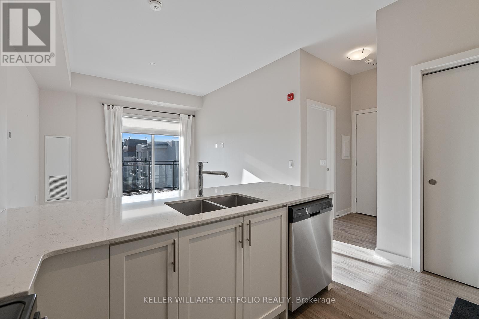 611 - 340 Plains Road E, Burlington, ON - Indoor Photo Showing Kitchen With Double Sink
