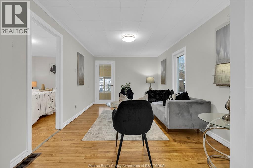 1644 Ford Boulevard, Windsor, ON - Indoor Photo Showing Living Room