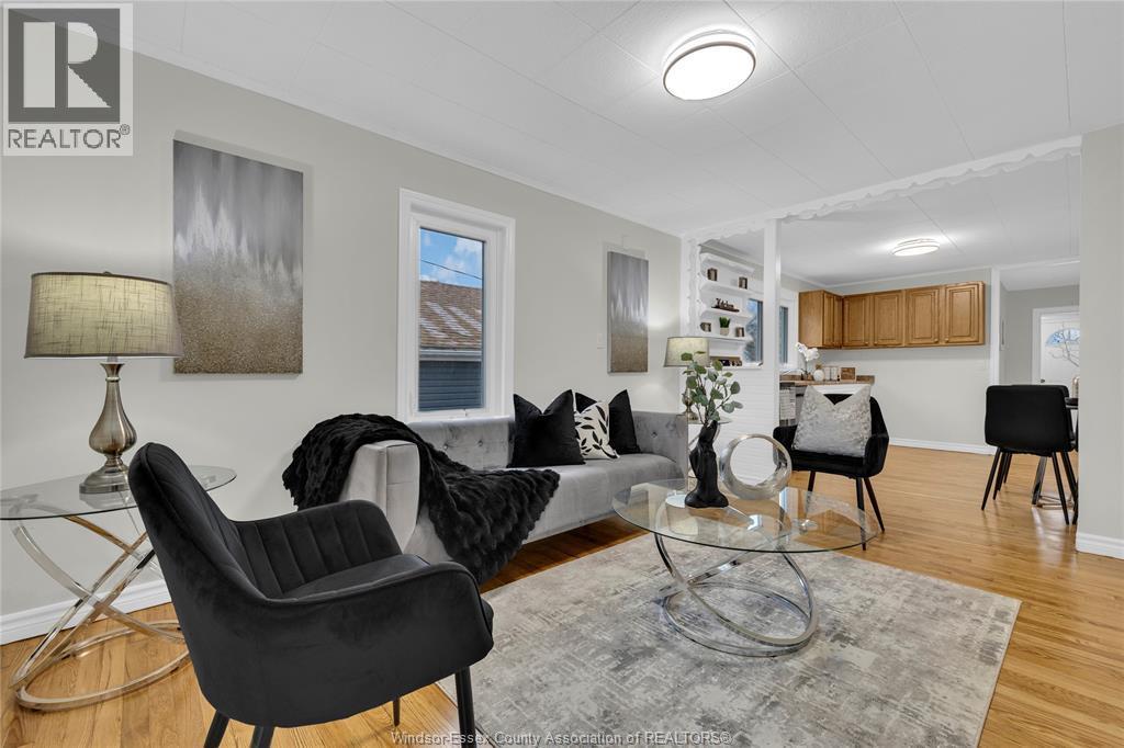 1644 Ford Boulevard, Windsor, ON - Indoor Photo Showing Living Room