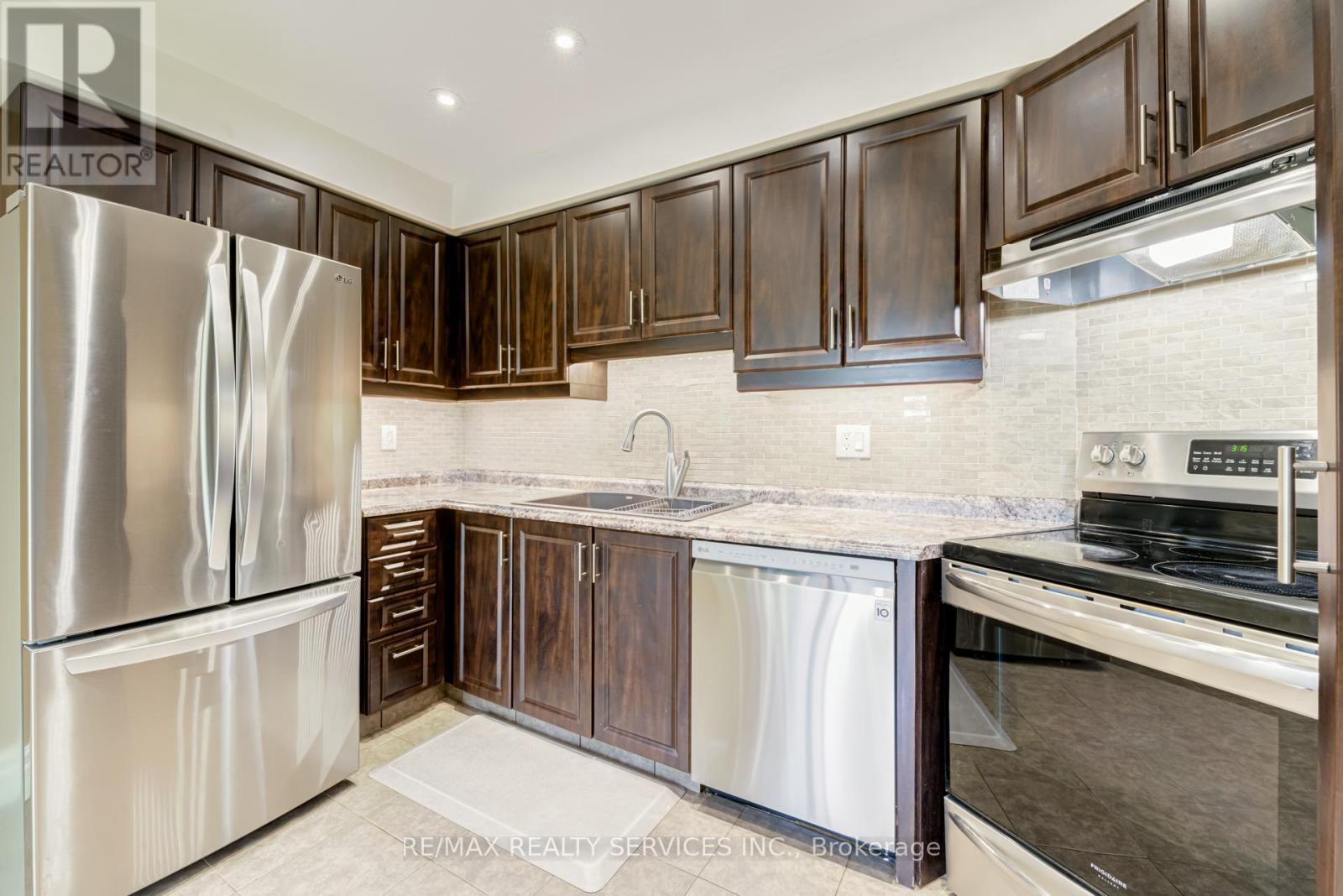 Upper - 4469 Gullfoot Circle, Mississauga, ON - Indoor Photo Showing Kitchen