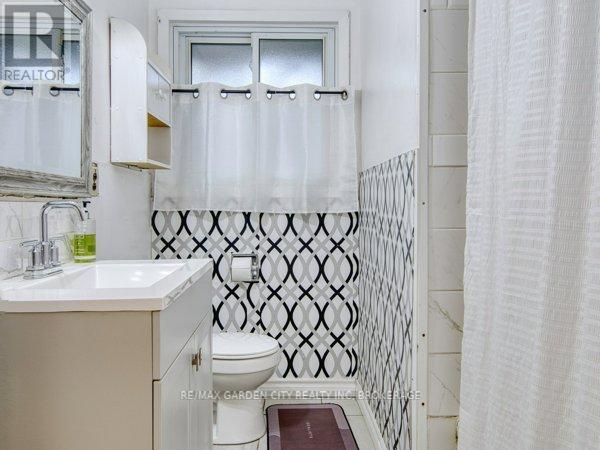 3664 Arlington Avenue, Niagara Falls (Stamford), ON - Indoor Photo Showing Bathroom